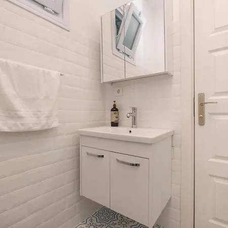 Hip Waterfront With A Striking View Apartament