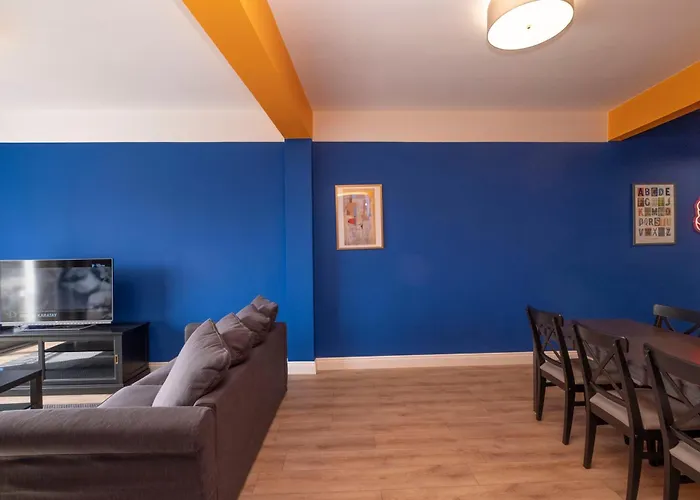 Hip Waterfront With A Striking View Apartment *