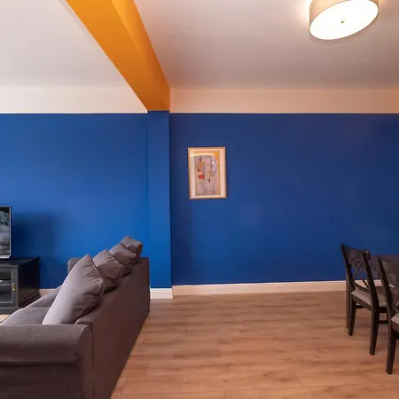 Hip Waterfront With A Striking View Apartment *