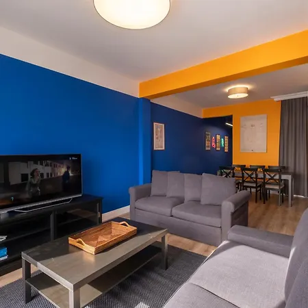 Hip Waterfront With A Striking View דירה